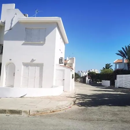 2 Bedroom Semi Detached Casa vacanze *